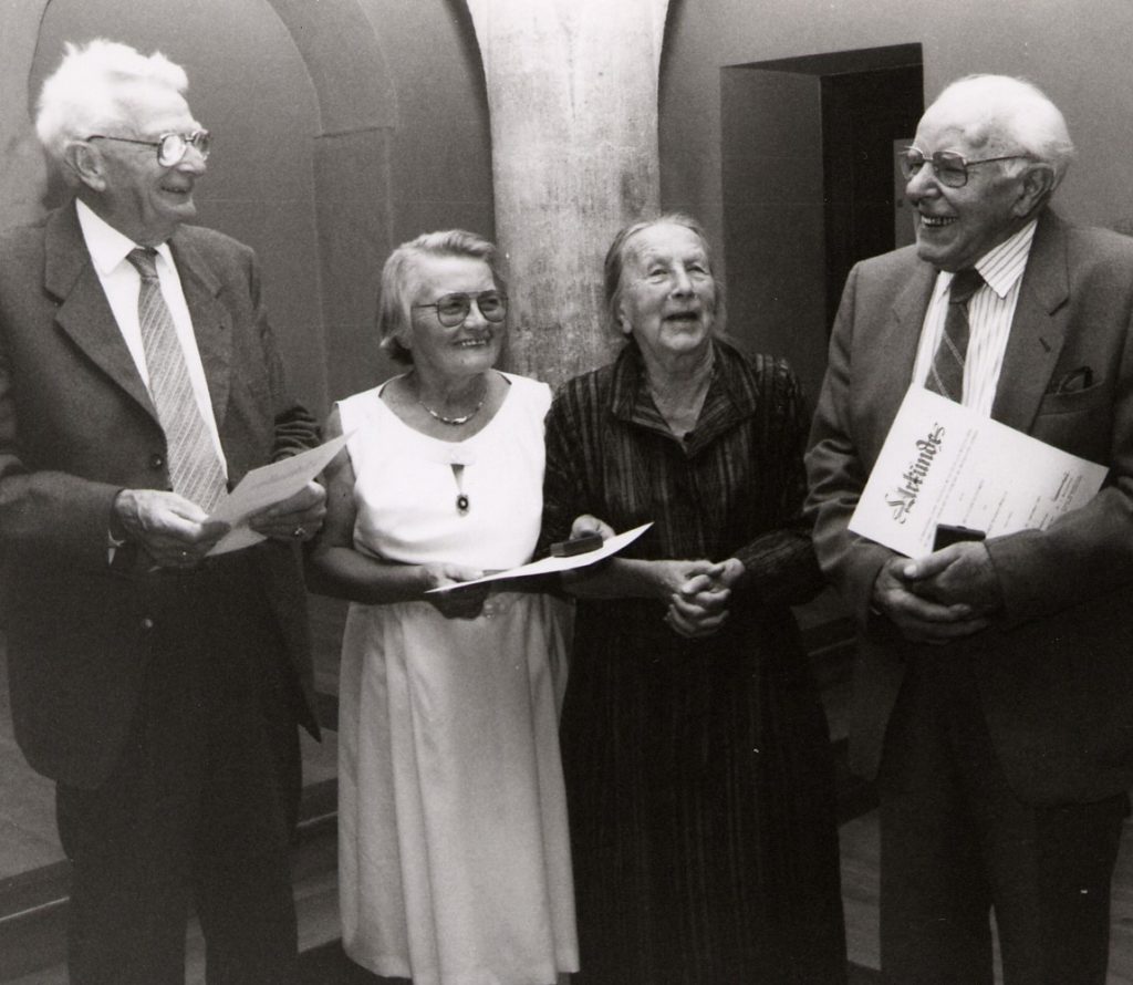 Verleihung der Francé-Verdienstmedaille im Jahr 1991 an Prof. Gerhardt Preuschen, Gertrud Franck, Else Wolz und Fritz Strempfer von der Bauernschule Hohenlohe-Weckelweiler. Foto: abq-Archiv